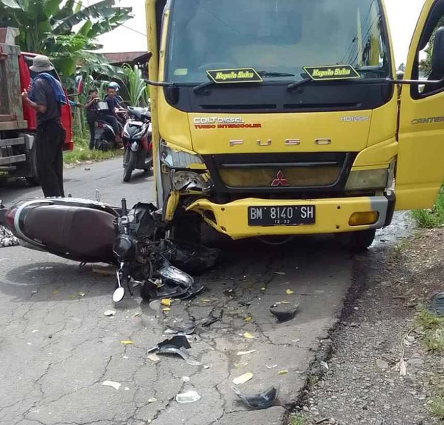 Kumpulan Fakta Hasil Olah TKP Kecelakaan Pemotor Hidari Lobang Tabrak Truk di Payakumbuh